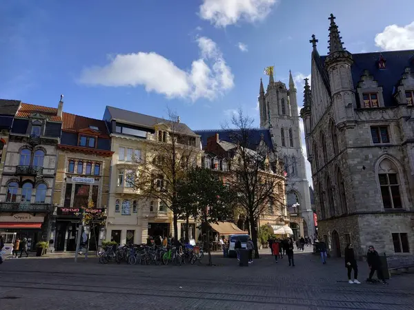 Γάνδη, Βέλγιο - 2 Νοεμβρίου 2019: θέα στους δρόμους και τους δρόμους με τους τουρίστες να περιφέρονται — Φωτογραφία Αρχείου