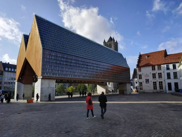 Gent, Belgien - 02 november 2019: Utsikt över gator och vägar med turister som går omkring — Stockfoto