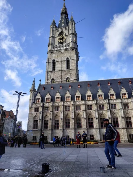 Гент, Бельгія - 02 листопада 2019: вид на вулиці і дороги з туристами, що ходять навколо — стокове фото