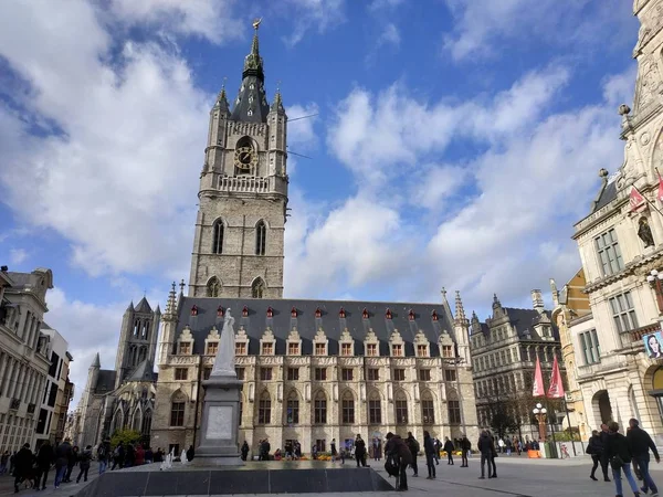 Gent, Belgien - 02 november 2019: Utsikt över gator och vägar med turister som går omkring — Stockfoto