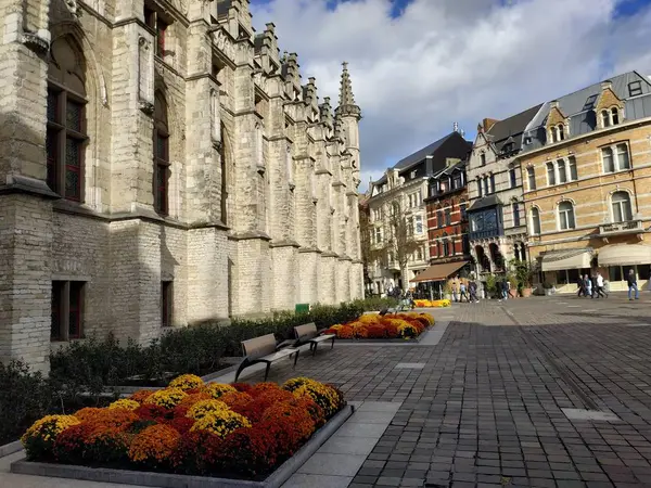 Gent, Belgien - 02 november 2019: Utsikt över gator och vägar med turister som går omkring — Stockfoto
