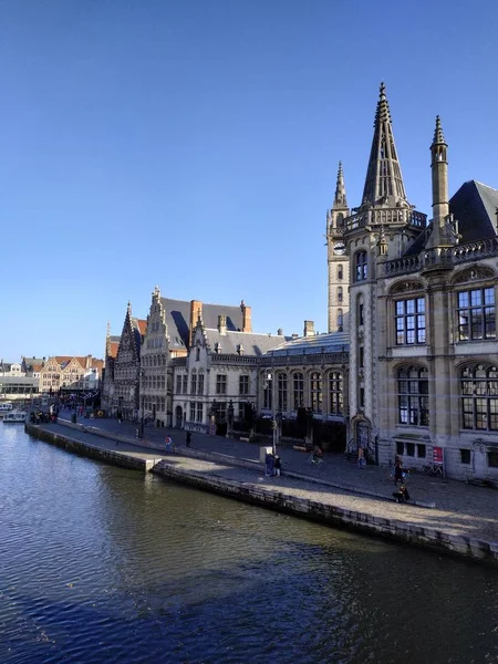 Гент (Бельгія) неформальний вид на вулиці й дороги з туристами, що ходять довкола. — стокове фото