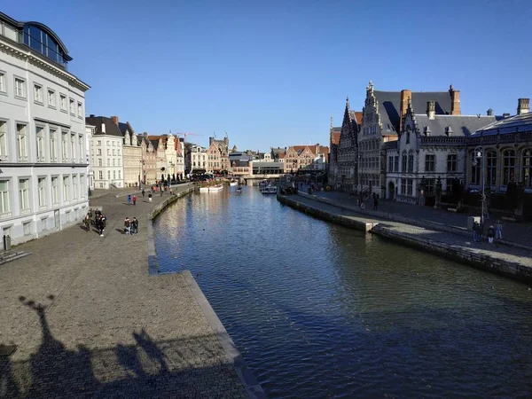 Gent, Belgien tillfällig utsikt över byggnaderna gator och vägar med turister som går runt — Stockfoto