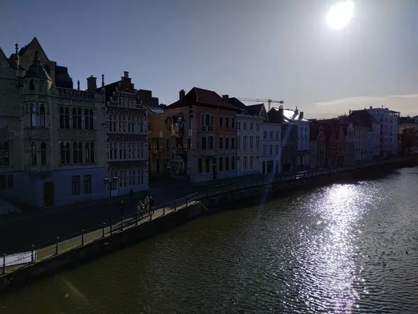 Gante, Bélgica vista informal de los edificios calles y carreteras con los turistas caminando — Foto de Stock