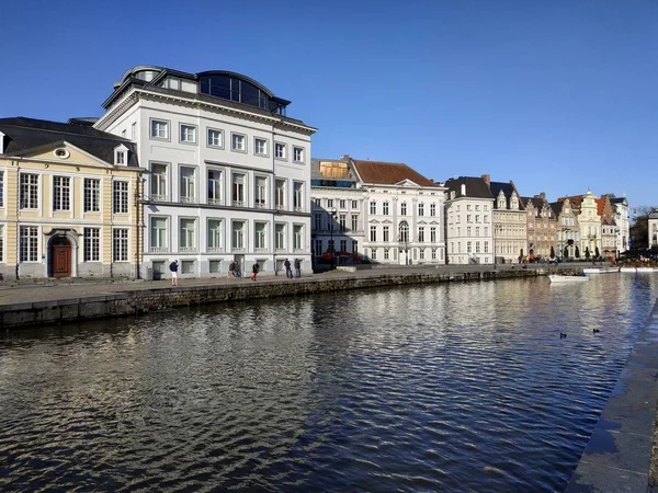 Gante, Bélgica vista informal de los edificios calles y carreteras con los turistas caminando — Foto de Stock