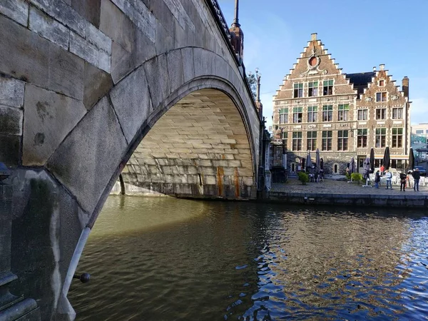 Gent, België casual uitzicht op de straten en wegen van gebouwen met toeristen die rondlopen — Stockfoto