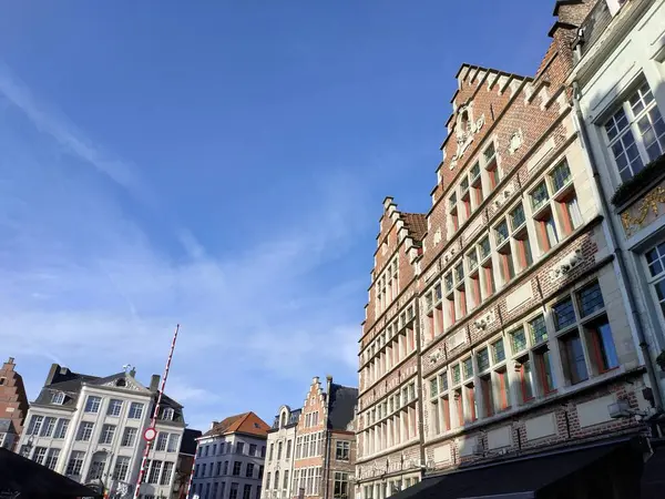 Gent, Belgien tillfällig utsikt över byggnaderna gator och vägar med turister som går runt — Stockfoto