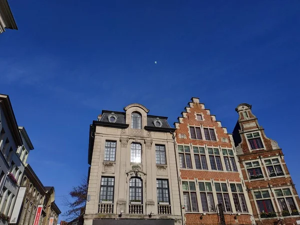 Ghent, Bélgica vista casual sobre as ruas edifícios e estradas com turistas andando — Fotografia de Stock