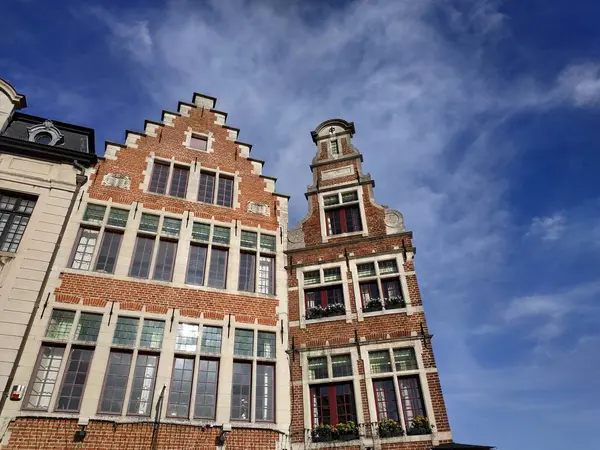 Gent, Belgien afslappet udsigt på bygningerne gader og veje med turister gå rundt - Stock-foto