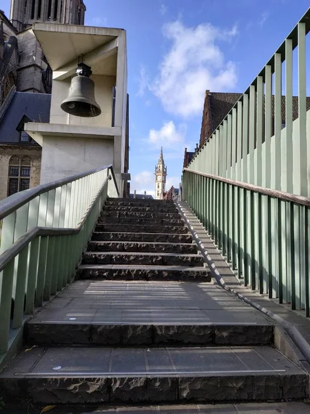 Gent, Belgien lässig Blick auf die Gebäude Straßen und Straßen mit Touristen herumlaufen — Stockfoto