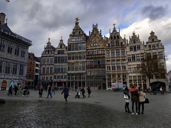 Antwerpen, Belgien - 02 november 2019: Utsikt över gator och vägar med turister som går omkring — Stockfoto