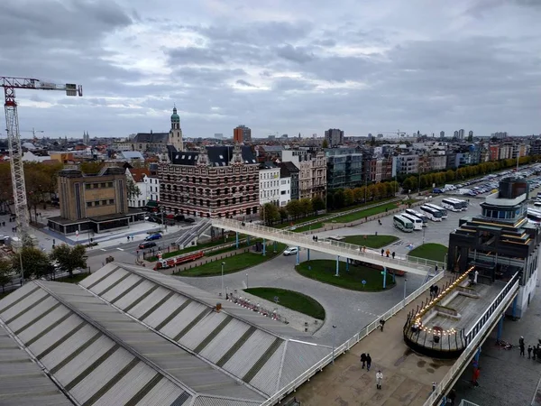 Antwerpen, belgien - 02. November 2019: blick auf die strassen und strassen mit touristen, die herumlaufen — Stockfoto