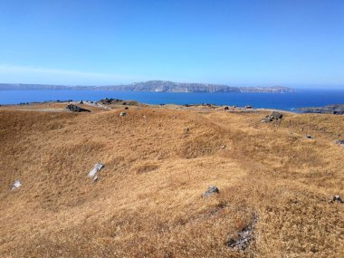 Yunanistan 'da güneşli bir havada Santorini adası yakınlarındaki Nea Kameni volkanı adasına bakın