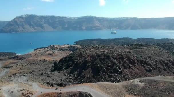 Vue aérienne sur l'île volcanique de Nea Kameni près de l'île de Santorin par temps ensoleillé en Grèce 
