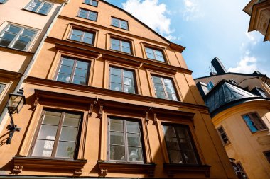 Stockholm, İsveç sokaklarındaki binaların ön cephesine ve dekorasyonuna sıradan bir bakış açısı