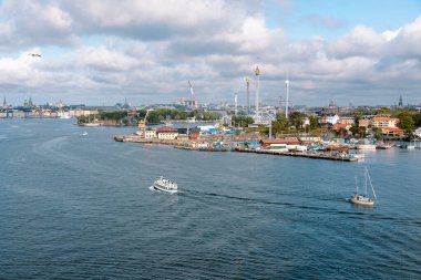Stockholm, İsveç - 07 Ağustos 2019: Yolcu gemisinin şehir manzarası ve mimarisi