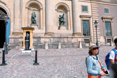 Stockholm, İsveç - 07 Ağustos 2019: Binalar ve turistlerin dolaştığı sokak hayatı