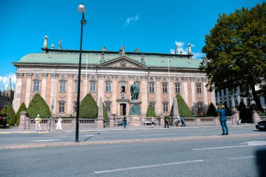Stockholm, İsveç - 07 Ağustos 2019: Binalar ve turistlerin dolaştığı sokak hayatı