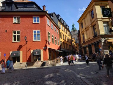 Stockholm, İsveç - 07 Ağustos 2019: Binalar ve turistlerin dolaştığı sokak hayatı
