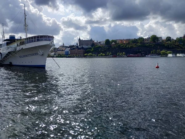 Stockholm, Schweden - 07. August 2019: Blick vom Kreuzfahrtschiff auf Stadtbild und Architektur — Stockfoto