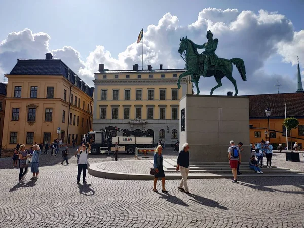 Sztokholm, Szwecja - 07 sierpnia 2019: Widok na ulicę miasta z budynkami i turystów spacerujących — Zdjęcie stockowe