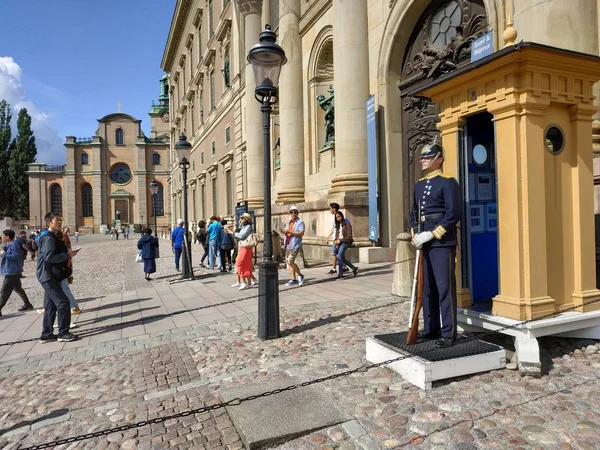 Stockholm, Zweden - 07 augustus 2019: Zicht op het stadsleven met gebouwen en toeristen die rondlopen — Stockfoto