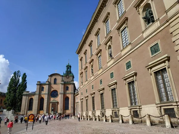 Stockholm, Zweden - 07 augustus 2019: Zicht op het stadsleven met gebouwen en toeristen die rondlopen — Stockfoto