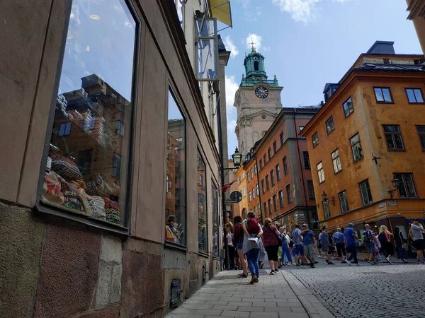 Stockholm, Švédsko - 07. srpna 2019: Pohled na městský život s budovami a turisty procházejícími se po ulicích — Stock fotografie