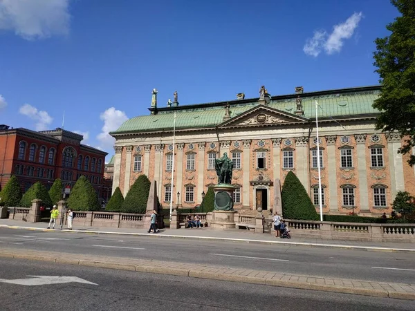 Estocolmo, Suecia - 07 de agosto de 2019: Vista de la vida callejera de la ciudad con edificios y turistas caminando —  Fotos de Stock