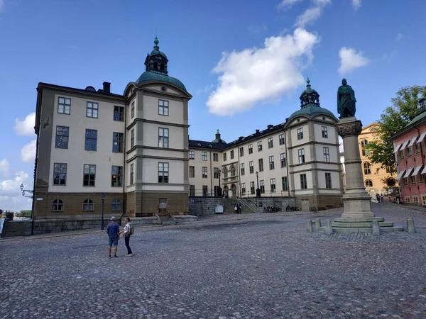 Stockholm - 07 augusti 2019: Utsikt över stadens gatuliv med byggnader och turister gående runt — Stockfoto