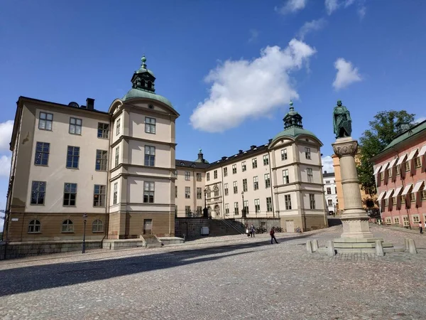 Stockholm - 07 augusti 2019: Utsikt över stadens gatuliv med byggnader och turister gående runt — Stockfoto