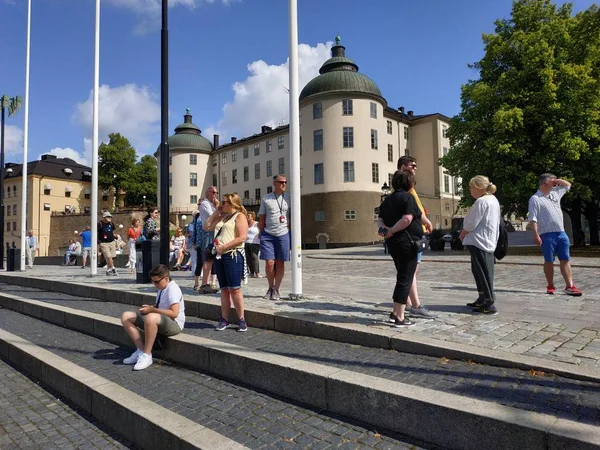 Stoccolma, Svezia - 07 agosto 2019: Veduta sulla vita di strada della città con edifici e turisti che camminano — Foto Stock