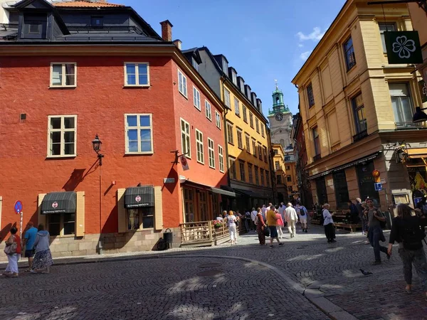 Stockholm, schweden - 07. August 2019: blick auf das städtische straßenleben mit gebäuden und touristen, die herumlaufen — Stockfoto