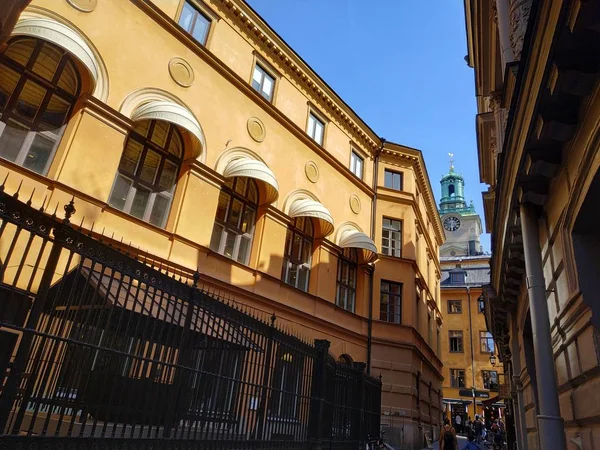 Stoccolma, Svezia - 07 agosto 2019: Veduta sulla vita di strada della città con edifici e turisti che camminano — Foto Stock