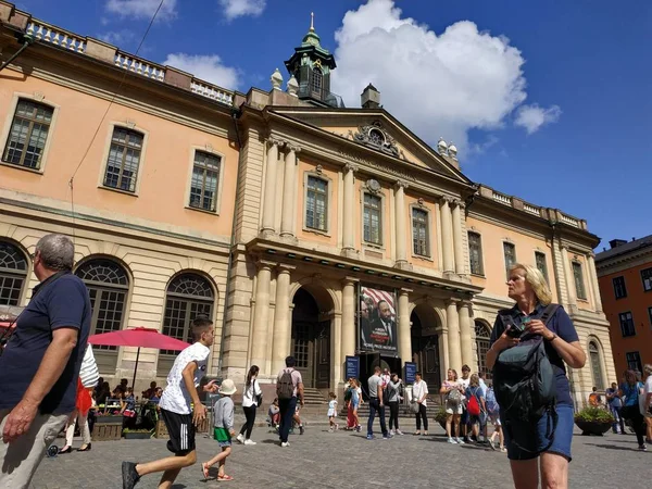 Stockholm, Zweden - 07 augustus 2019: Zicht op het stadsleven met gebouwen en toeristen die rondlopen — Stockfoto