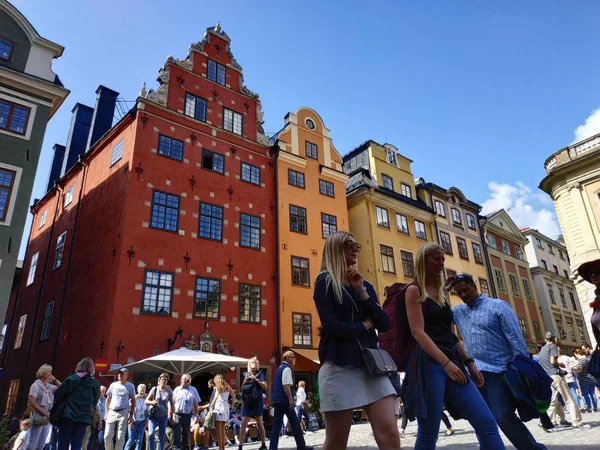 Stoccolma, Svezia - 07 agosto 2019: Veduta sulla vita di strada della città con edifici e turisti che camminano — Foto Stock