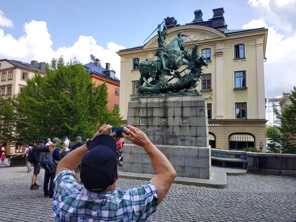 Sztokholm, Szwecja - 07 sierpnia 2019: Widok na ulicę miasta z budynkami i turystów spacerujących — Zdjęcie stockowe