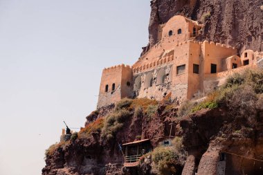 Fira, Santorini Yunanistan 'daki bina ve sokak dekorasyonuna bak