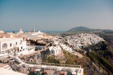 Yaz güneşinde Fira 'nın başkenti Santorini' de panoramik manzara
