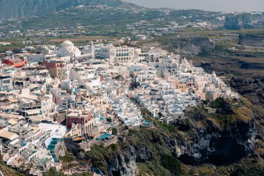 Yaz güneşinde Fira 'nın başkenti Santorini' de panoramik manzara