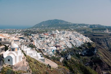 Yaz güneşinde Fira 'nın başkenti Santorini' de panoramik manzara