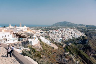 Yaz güneşinde Fira 'nın başkenti Santorini' de panoramik manzara