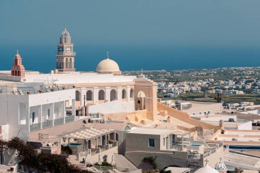 Yaz güneşinde Fira 'nın başkenti Santorini' de panoramik manzara
