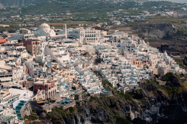 Yaz güneşinde Fira 'nın başkenti Santorini' de panoramik manzara