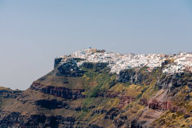 Yaz güneşinde Fira 'nın başkenti Santorini' de panoramik manzara