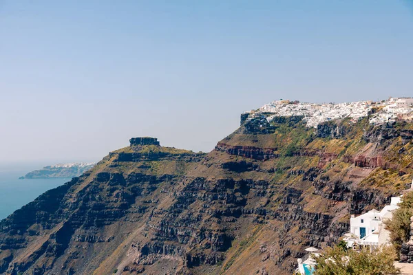 Vista panorámica de la capital Fira de Santorini a la luz del sol de verano — Foto de Stock