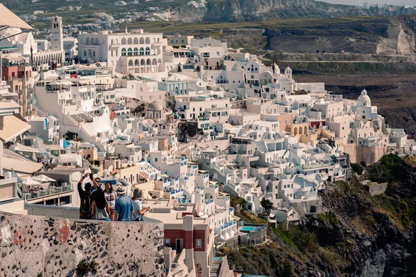 Vista panorámica de la capital Fira de Santorini a la luz del sol de verano —  Fotos de Stock