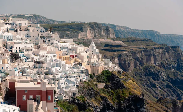 Panoramatický výhled na hlavní město Fira Santorini v letním slunci — Stock fotografie