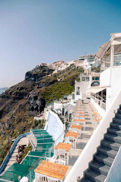 Yaz güneşinde Fira 'nın başkenti Santorini' de panoramik manzara