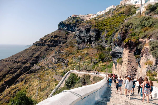 Yaz güneşinde Fira 'nın başkenti Santorini' de panoramik manzara